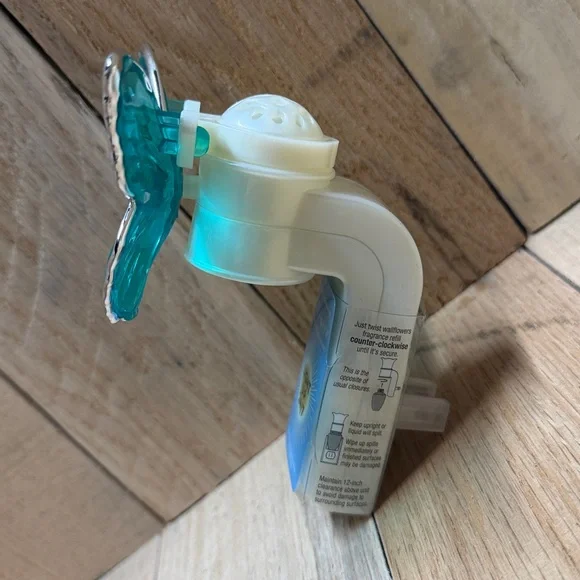 Bath & Bodyworks Teal and Silver Butterfly Wallflower Light Up Fragrance Plug - Picture 2 of 4